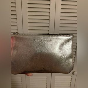 Handbag with portable charger